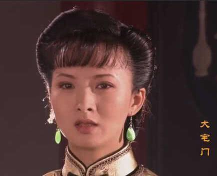 在《大宅门》第二部中,李香秀的扮演者却不再是谢兰了,而是江珊,江珊