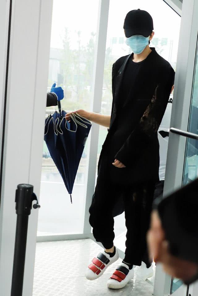 蔡徐坤现身温州机场前往广州录制节目，全身黑色造型十分亮眼酷帅
