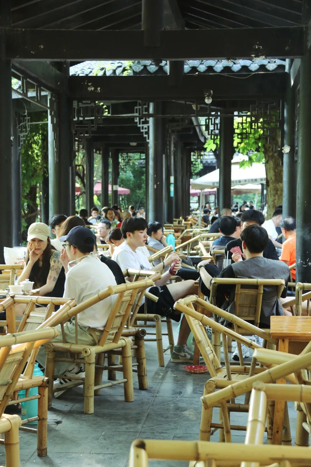 历史太悠久了,以至于说起喝坝坝茶,摆龙门阵的好地方,不少成都人第一