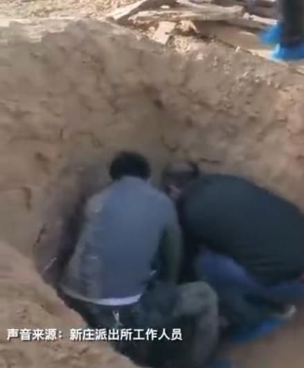 突发!陕西榆林79岁瘫痪母亲遭儿子“活埋”,警方介入救人休闲区蓝鸢梦想 - Www.slyday.coM 突发!陕西榆林79岁瘫痪母亲遭儿子“活埋”,警方介入救人休闲区蓝鸢梦想 - Www.slyday.coM