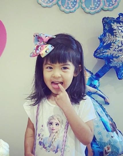 波妞和爸爸玩游戏,咘咘为妹妹加油