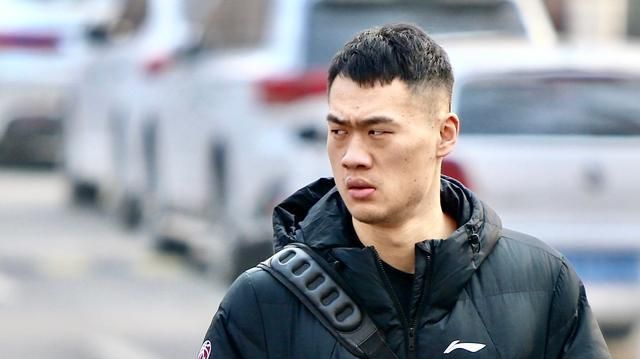 前山东男篮队长吐露心声,豪言还想再打几年,球迷:早点让贤吧