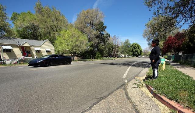 美国五岁小孩开车上高速，被警察拦下，声称要到加州买兰博基尼