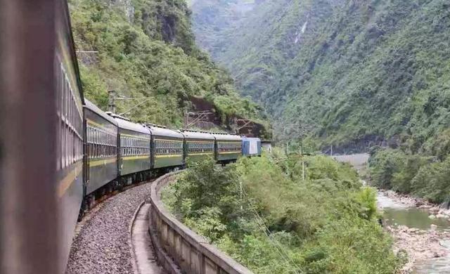 重庆一趟绿皮火车,沿途风光尽收眼底,工作人员比乘客多仍运行