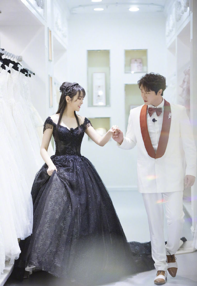 刘泳希太独特,穿黑色婚纱配空气刘海,同框老公优雅似黑天鹅