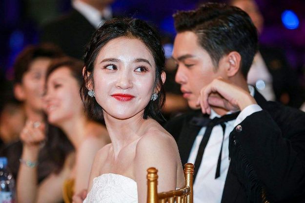 唐艺昕顺利产女,张若昀护送离开医院,激动发红包感谢媒体记者