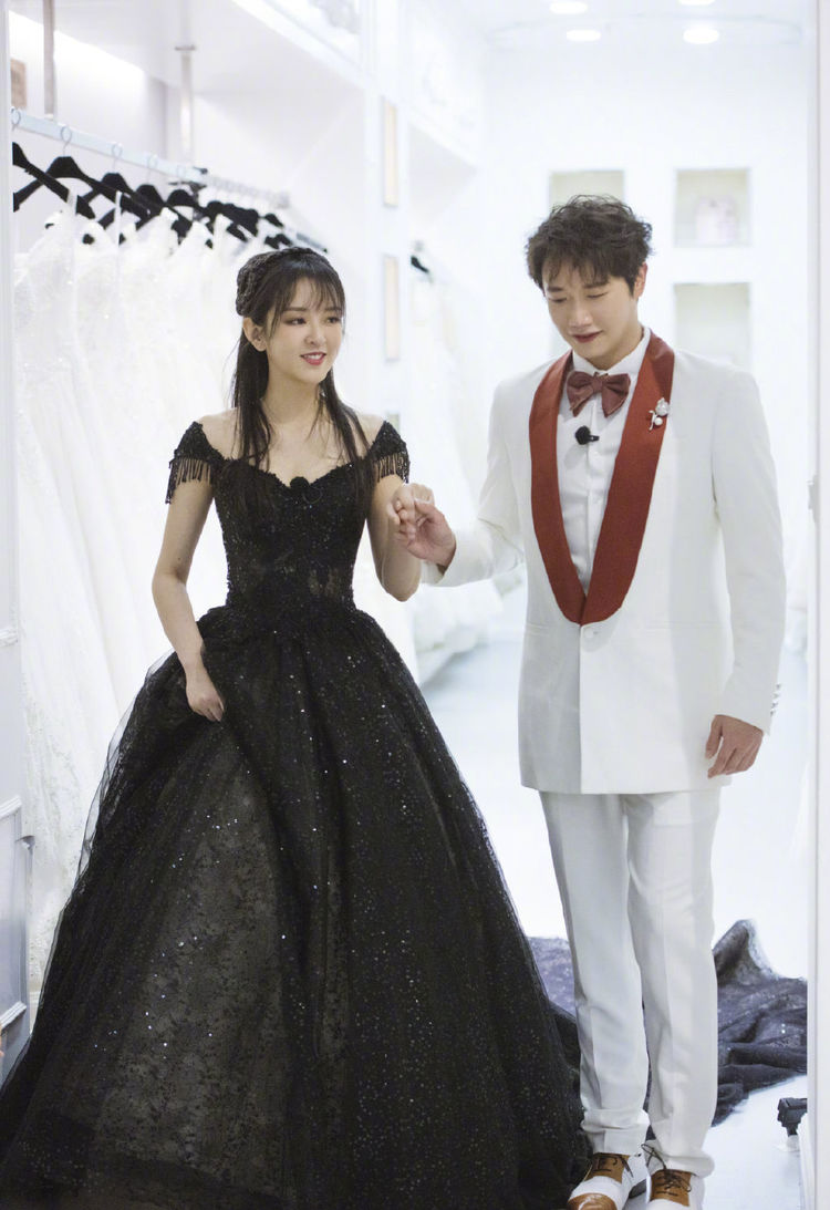 刘泳希太独特,穿黑色婚纱配空气刘海,同框老公优雅似黑天鹅