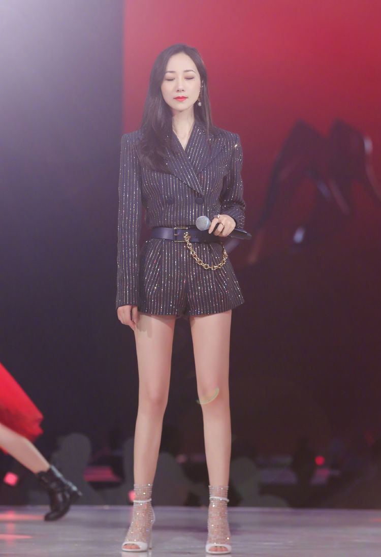 韩雪唱《处处吻》,穿西装连体裤配高跟鞋,秀"酒杯腿"美成焦点