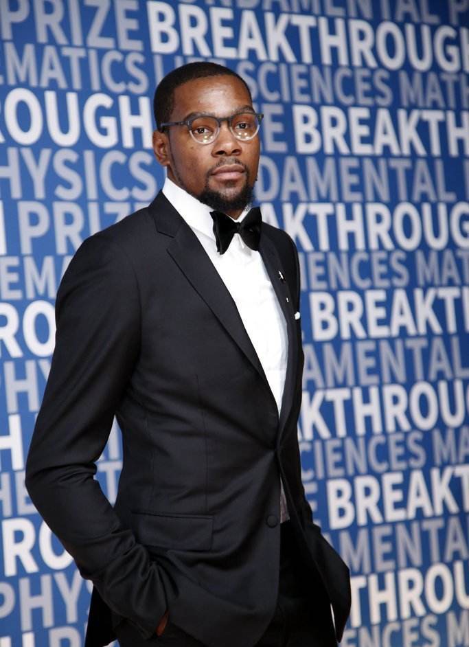 看球星的西装照,乐福穿出总裁味,甜瓜社会人味,他却像精神小伙