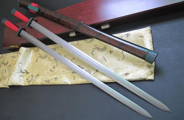 全球3大双剑:第1是刘备贴身武器,第2埋藏几千年出土不生锈