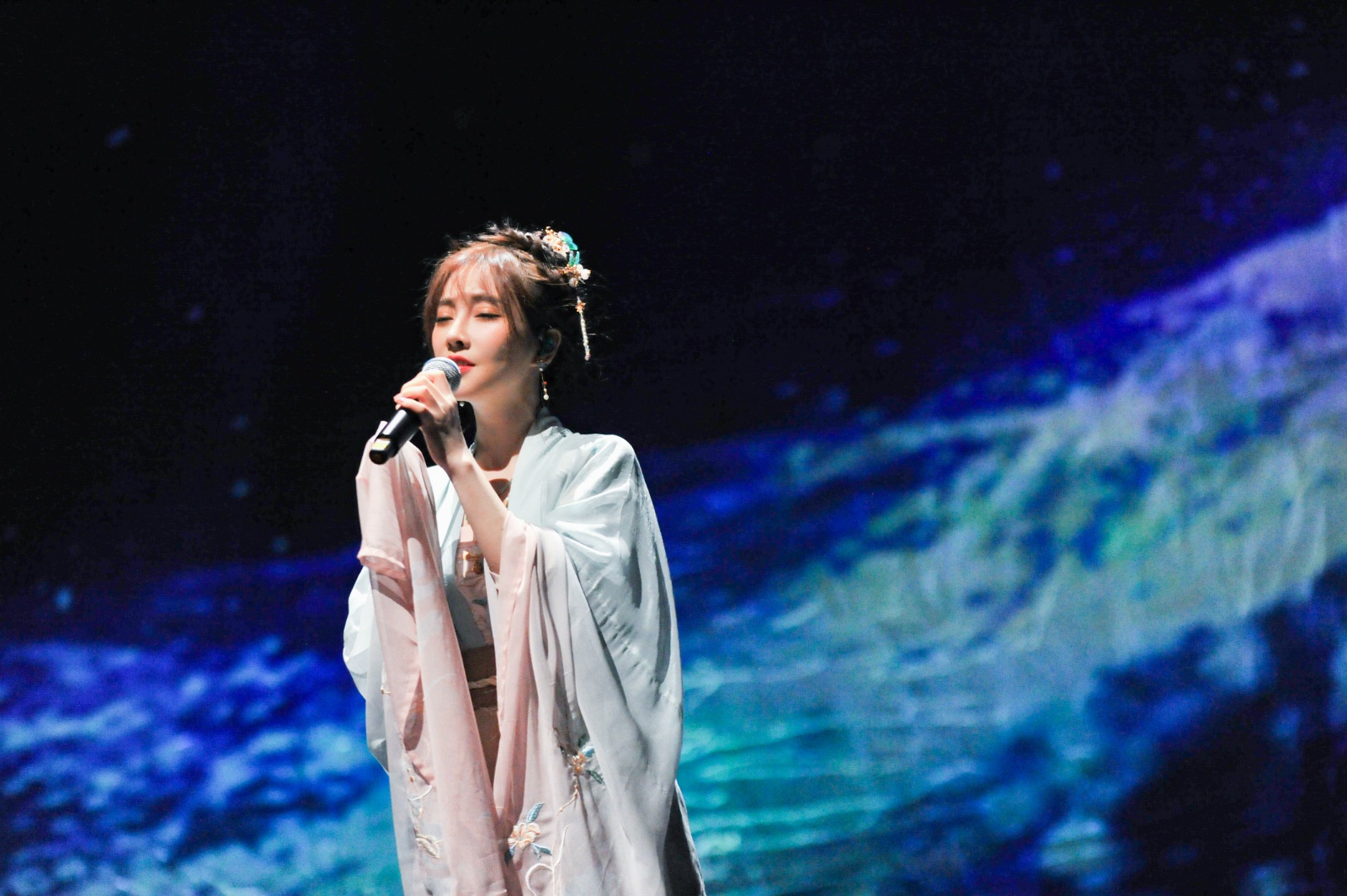 冯提莫受邀献唱"国风音乐盛典" 淡粉色古风造型仙气绝美