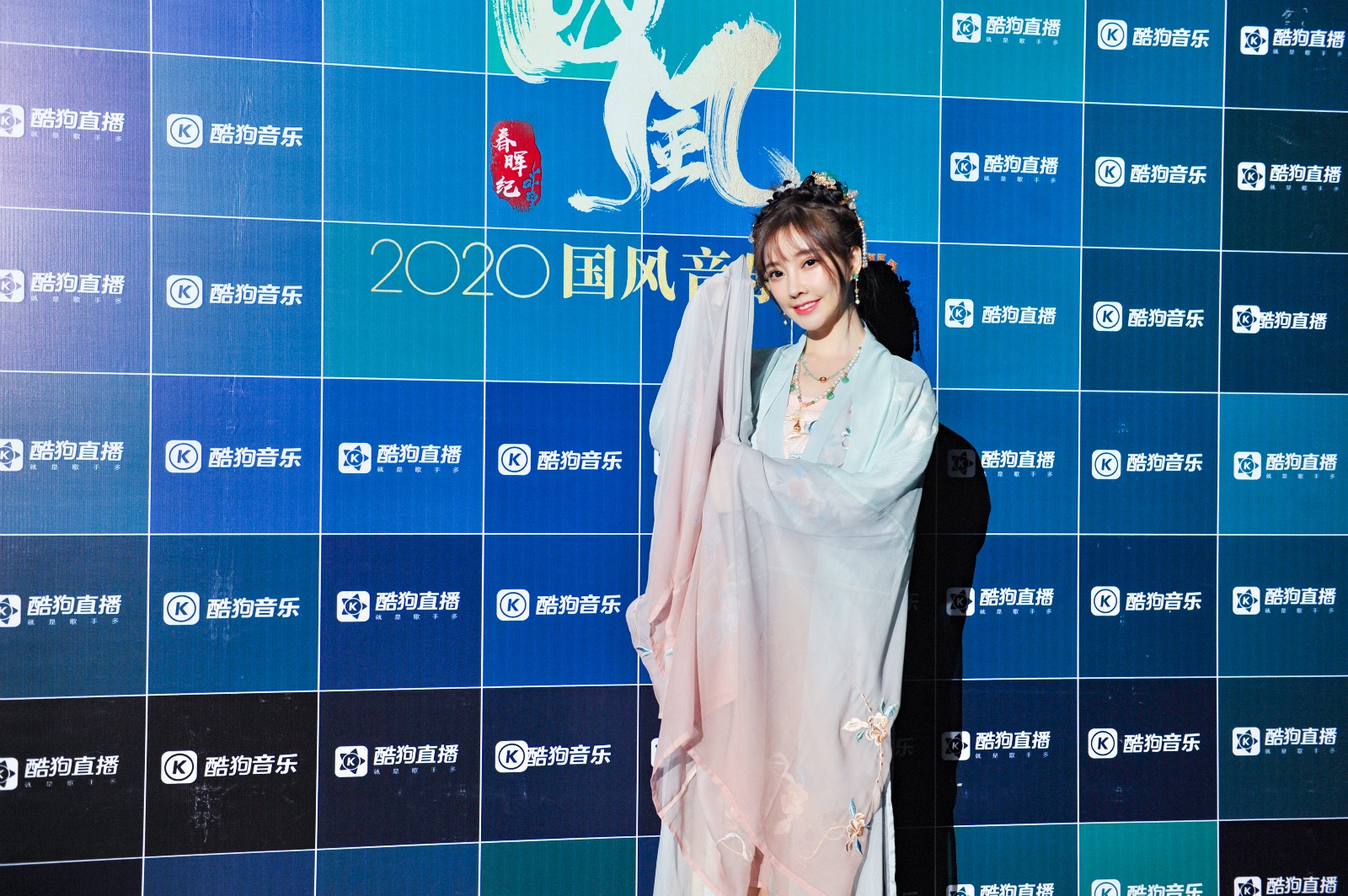 冯提莫受邀献唱"国风音乐盛典" 淡粉色古风造型仙气绝美