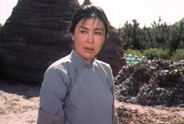 但至少说明,莽一萍具有极高的敬业精神,不论分配给她什么角色,她总是