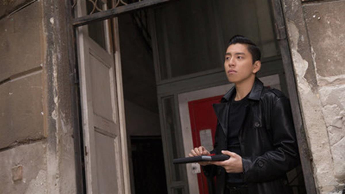 王大陆拍片挑战极限,克服心魔悬空8楼高