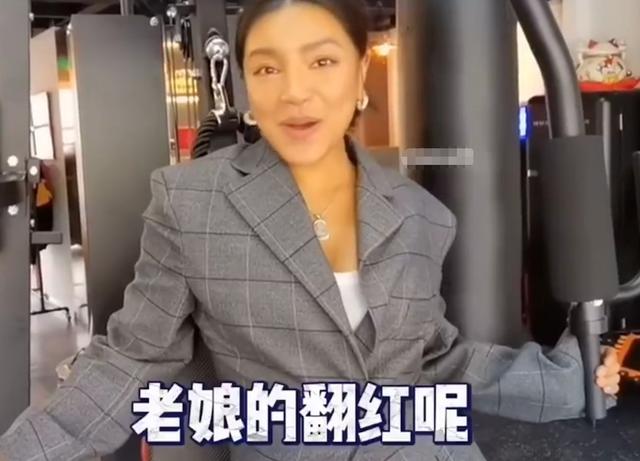 超女冠军江映蓉马路旁扭臀秀腰,霸气喊话:老娘想翻红