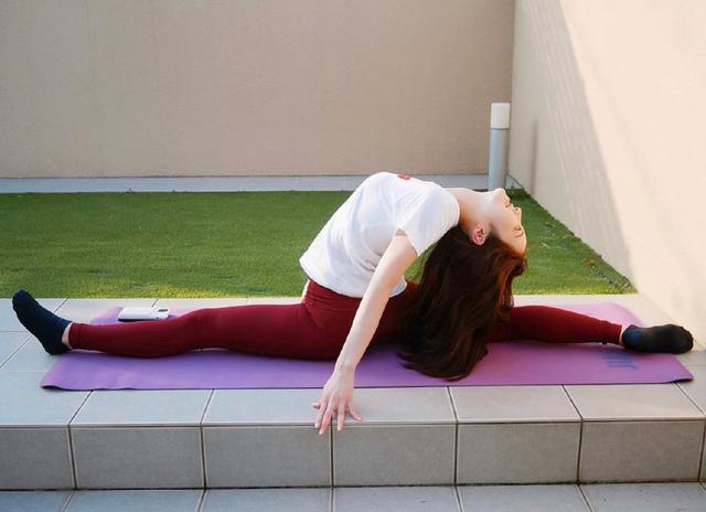 18岁花滑天才美少女秀一字马绝技,笑容甜美明艳动人