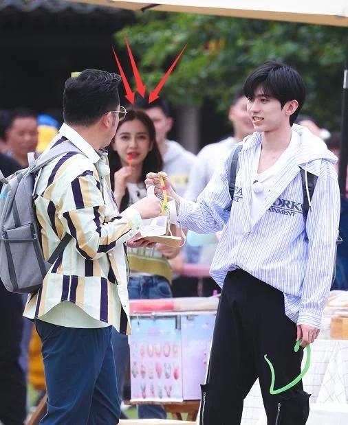 蔡徐坤和队友大跳女团舞,有谁注意baby看他的眼神?真是像极了我