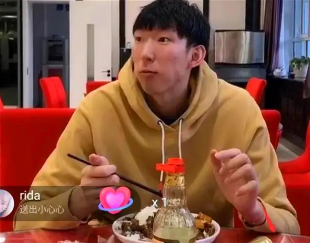 周琦直播遭网友恶言相向鸡蛋灌饼后又吃罐头不自律是主因