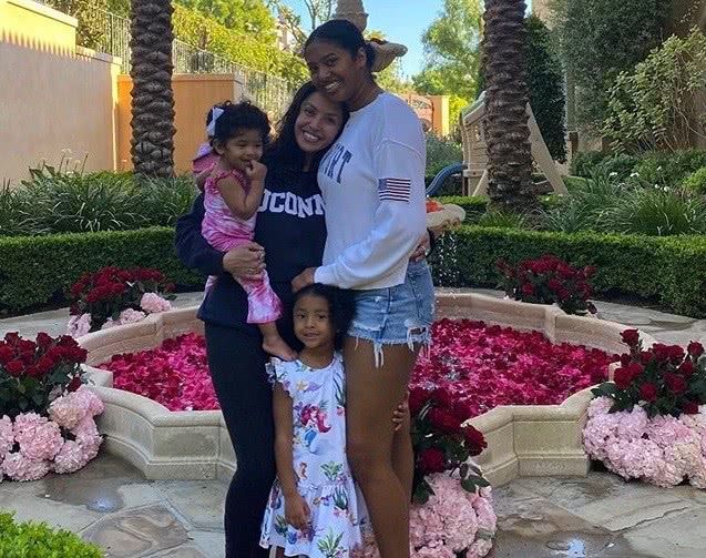 科比妻子瓦妮莎生日:晒3个女儿全家福照片,2处细节让众人流泪