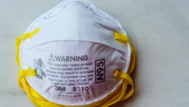 收尸袋改防护服1只口罩戴三周美国医院物资奇缺薪资还减半