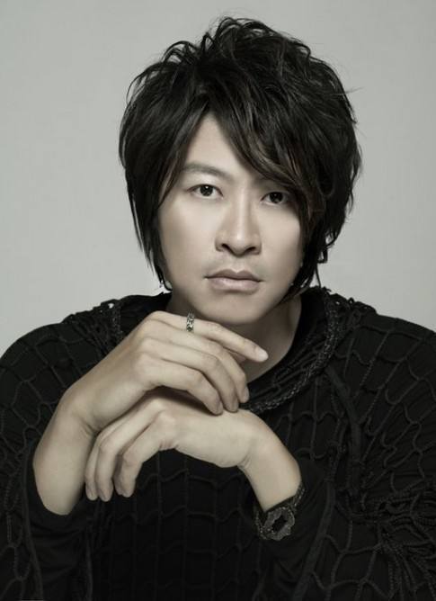 他才华不输周杰伦,出道25年每首歌都是经典,如今却是歌红人不红