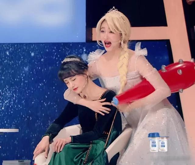 关晓彤环抱郑爽俩人脸大小一目了然