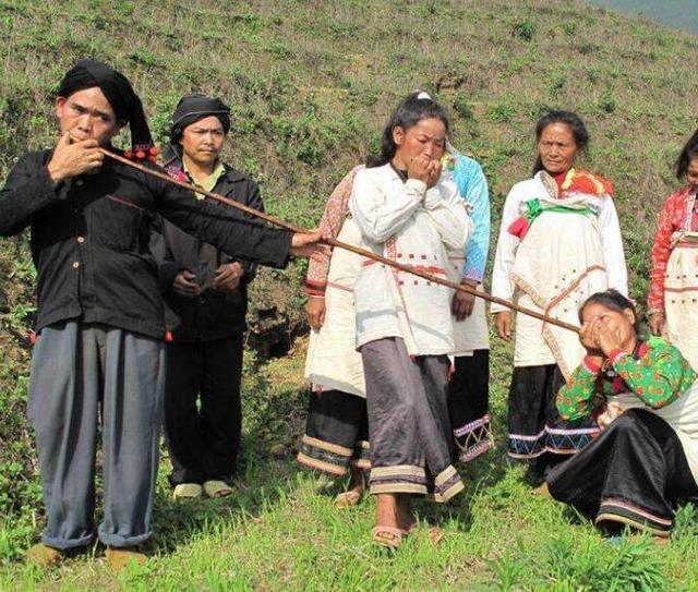 国内最后一个原始部落,一年四季光脚走路,女性站着生孩子