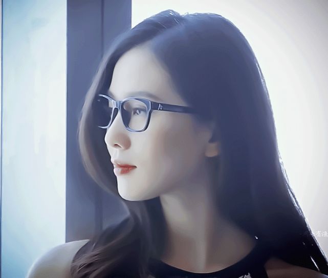 女星戴眼镜:躲过热巴,逃过赵丽颖,越过杨幂,却唯独败给了她