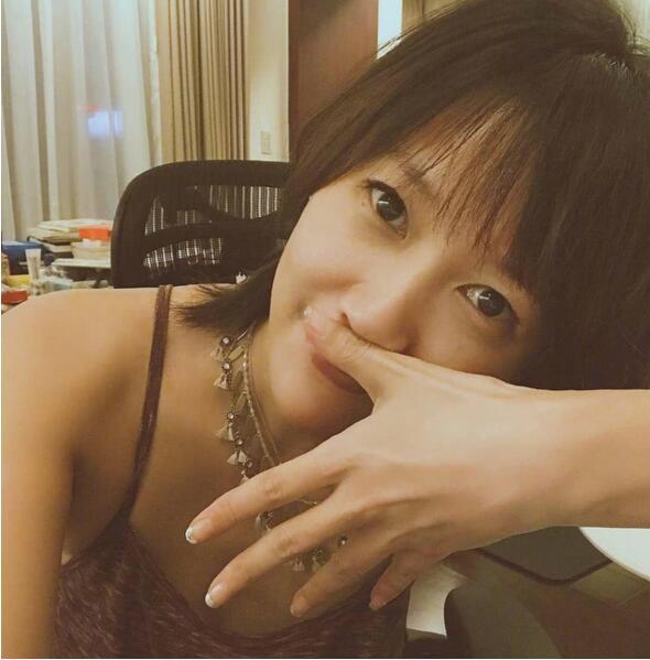 徐静蕾晒自拍家居照曝光私宅内景