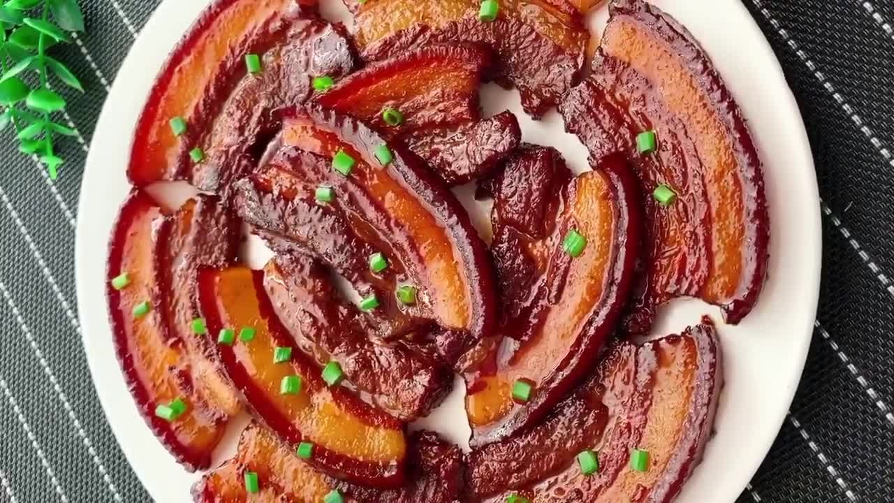 正文  把子肉是山东济南特有的一种地方小吃,虽然它的外表看上去算不