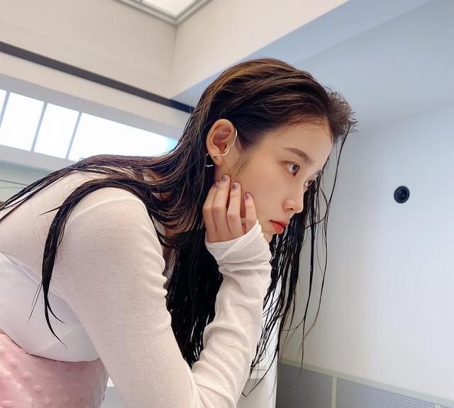 李知恩上演湿发诱惑,iu在清纯中透露着性感