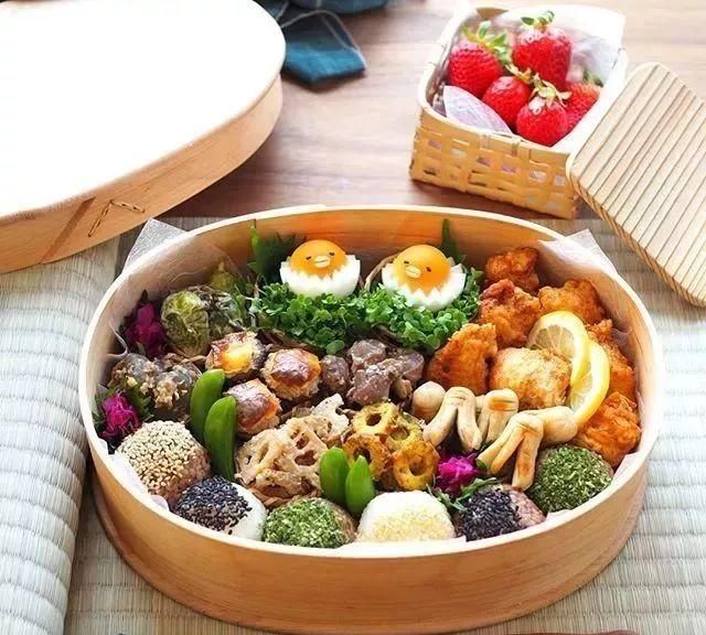 第二天再根据设计去菜市场买食材 做好后按着图纸摆盘就好啦