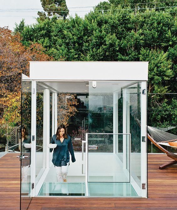 同样是顶层露台,国外都在楼梯口加盖阳光房,遮风挡雨