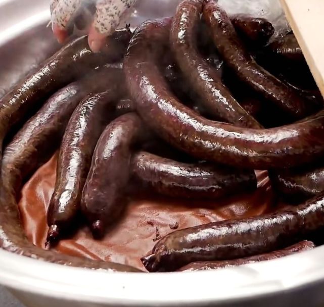 韩国街头的米血肠切开里面都是糯米和血块敢吃的人没有几个