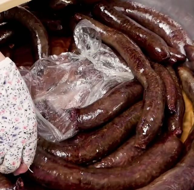 韩国街头的米血肠,切开里面都是糯米和血块,敢吃的人没有几个