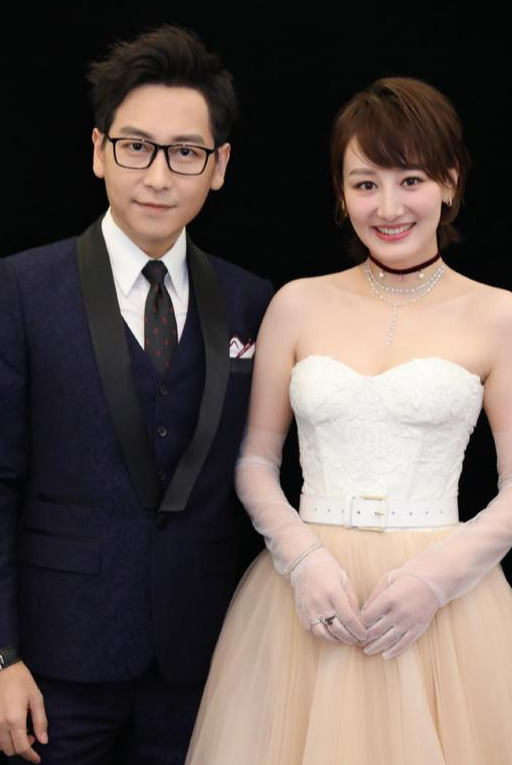 江苏台一哥李好秀恩爱跪地为老婆拍美照事后却惨遭毒打