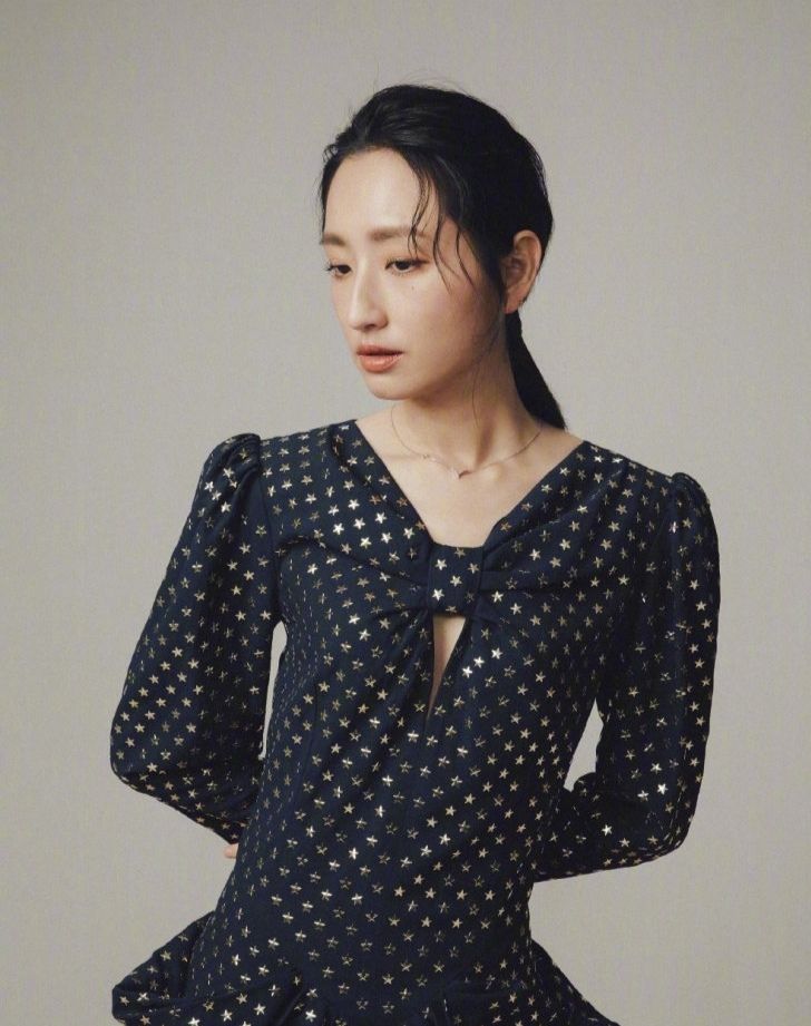 《想见你》女主柯佳嬿拍时尚大片,牛仔衣搭配黄靴,表现力太强