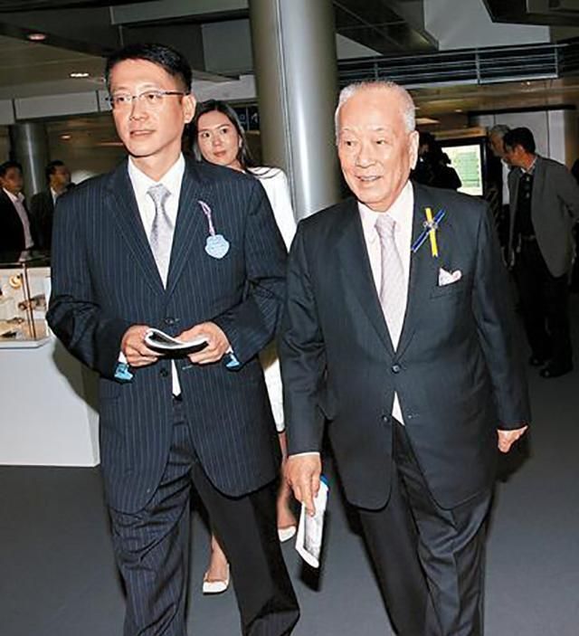香港富豪许世勋:逛平价商场,与店家砍价