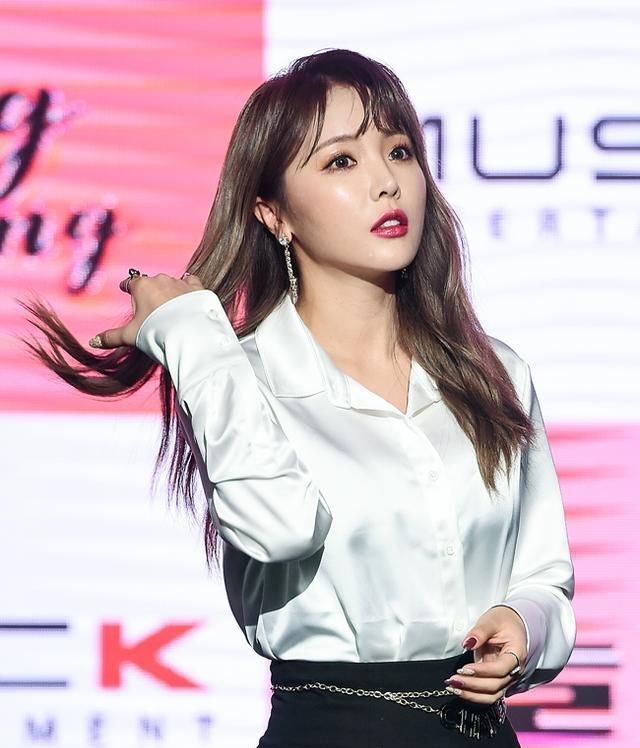 没想到洪真英也有流泪的时候歌迷有点心疼她