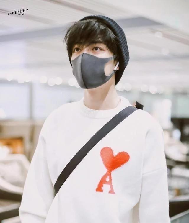肖战的这件爱心毛衣, 一穿就是好几年