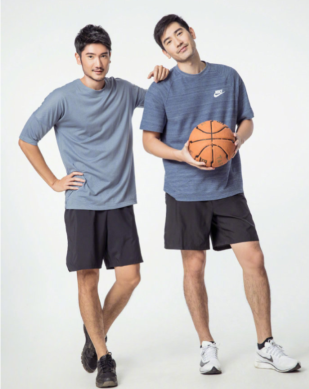 高宇桥庆39岁生日,晒旧照高以翔怀抱爱犬笑容温暖,父子合影温馨