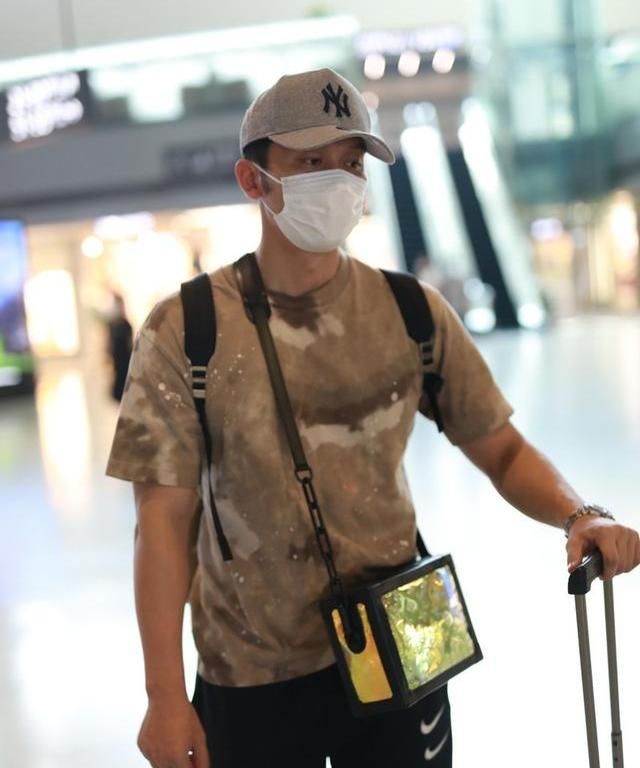 李晨真有型男感,t恤配运动装宽松时尚,素颜黑眼圈显年龄感