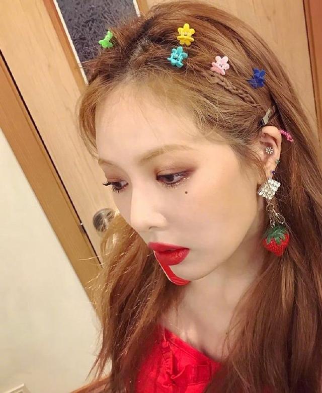 郑爽终于赶时髦了,戴"泫雅发夹"穿雨靴,29岁嫩得像19