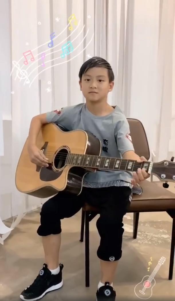 田亮儿子换发型,"油头粉面"弹吉他帅气有型,像极了翻版小田亮