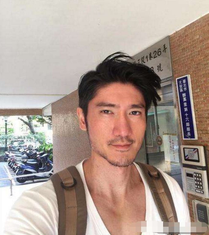 高宇桥庆39岁生日,晒旧照高以翔怀抱爱犬笑容温暖,父子合影温馨