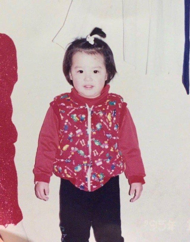 而且金智媛小时候也蛮会拍照的,这个pose不就是经典的"眼睛痛"吗?