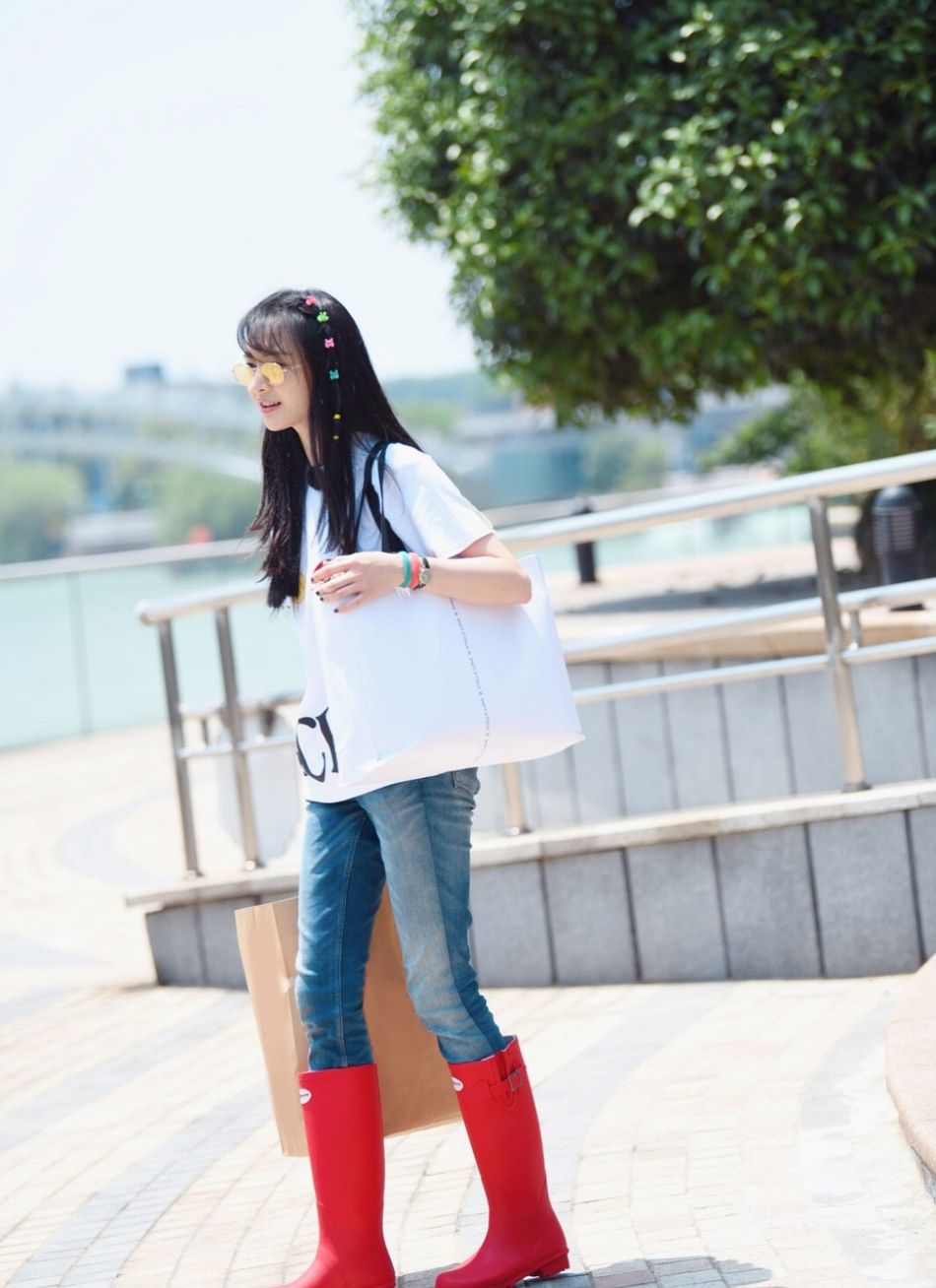 郑爽基础造型也时髦,t恤,牛仔裤配"彩虹"发卡,真显少女气息