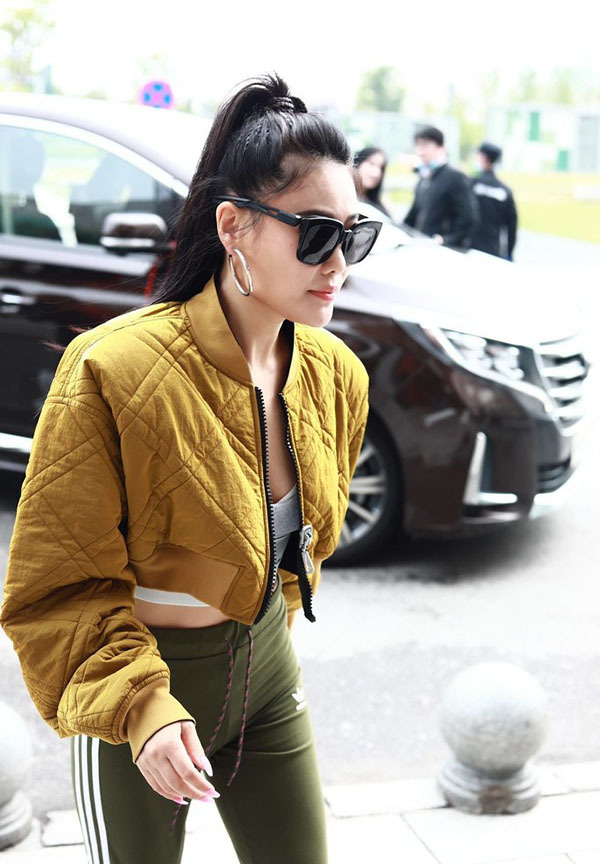 袁娅维身材丰满又敢穿,运动裤配白色长筒靴,冲天辫搭细腰好撩人