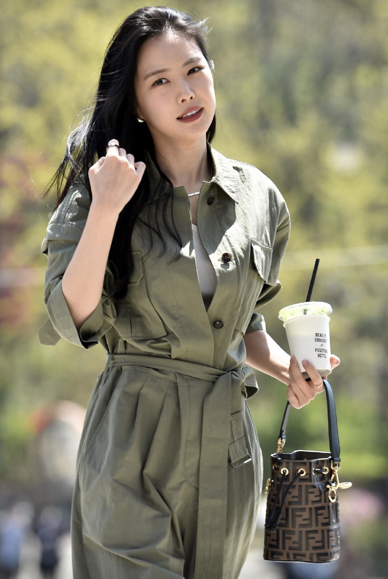 26岁孙娜恩真是气质女神身穿军绿色连体裤真洋气酷炫又个性