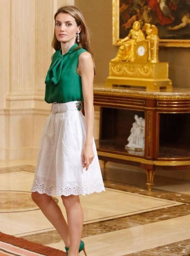 西班牙王后穿衣真任性,透视打底衫搭时尚麂皮裙